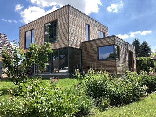 Haus mit Holzverkleidung